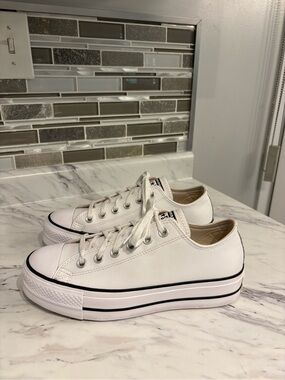 Converse leather platform sneaker Chuck Taylor All Star Lift size 8